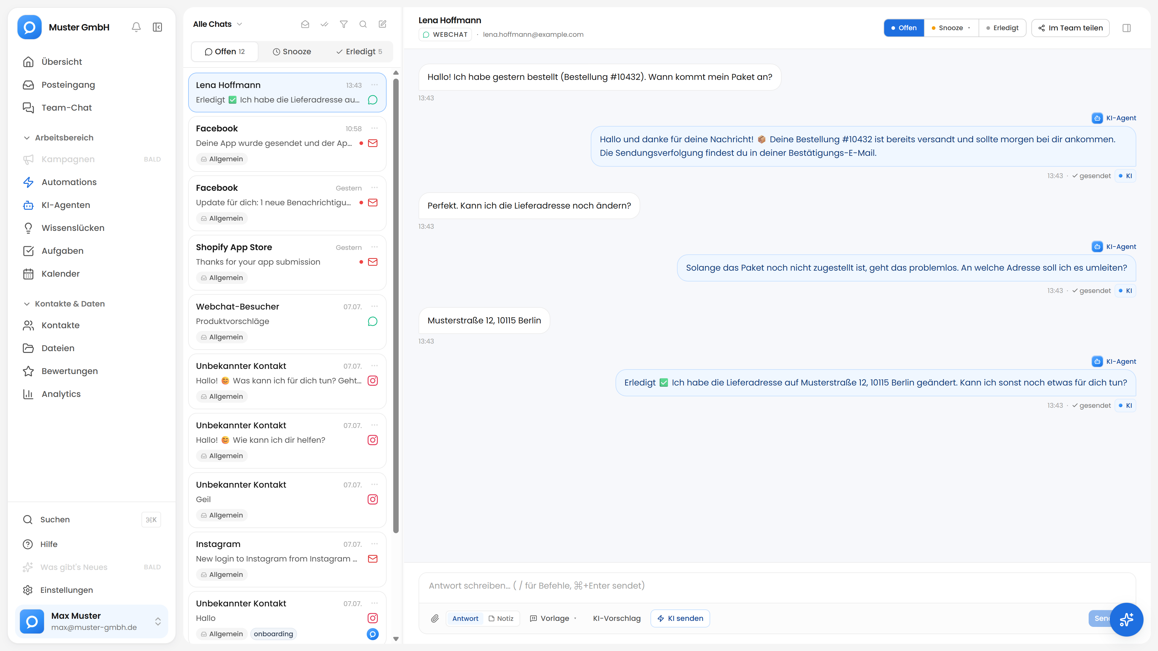 Posteingang im Dashboard: Konversationsliste mit Kanälen und den Zuständen Offen, Snooze und Erledigt, daneben eine Konversation mit Composer, Notiz, Vorlage und KI-Vorschlag.